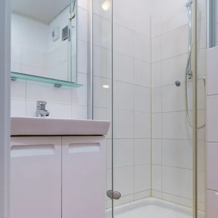 - Haus E, App 0e1306 *
